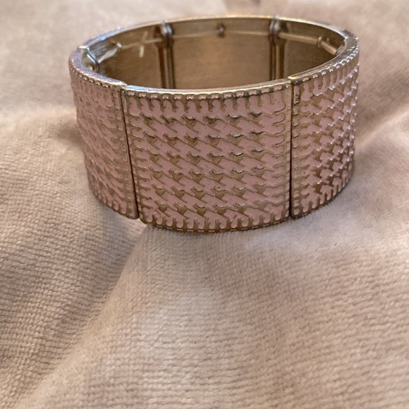 ✅Patterned  stretch bracelet in light pink & gold tone - Picture 2 of 2